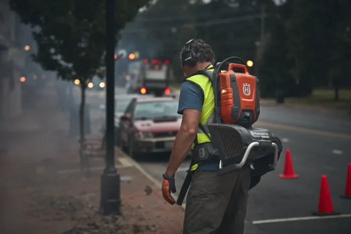 soplador de hojas de mochila trabajando en limpieza de calles